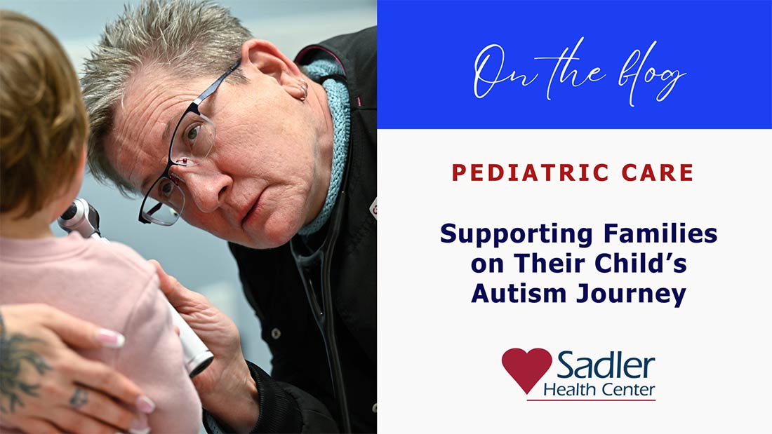 طبيب سادلر يفحص طفلا.